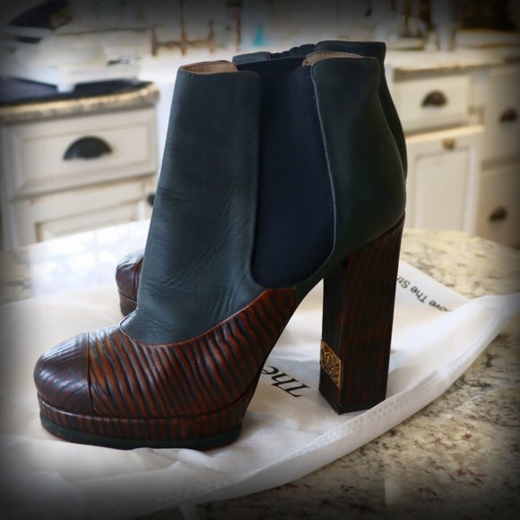 CHANEL Interlocking CC Logo Leather Chelsea Platform Boots - Picture 1 of 8